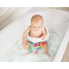 bébé assis dans un siège de bain dans une baignoire avec les 3 balles