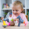 Petite fille jouant avec les animaux de la ferme