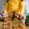 enfant jouant avec les chevaux aimantés