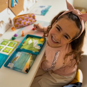 Petite fille qui joue avec le jeu le lièvre et les tortues