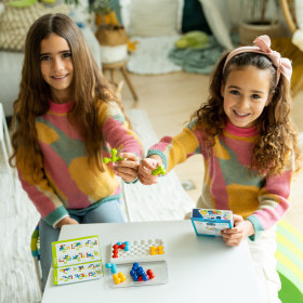 2 jeunes filles qui jouent ave le jeu IQ Twins