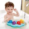 Enfant jouant avec la fontaine de bain musicale hape dans le bain
