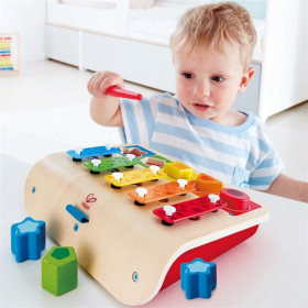 enfant jouant avec le xylophone trieur de formes.