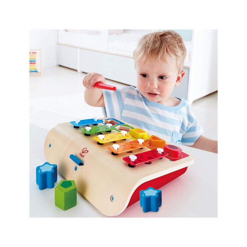enfant jouant avec le xylophone trieur de formes.