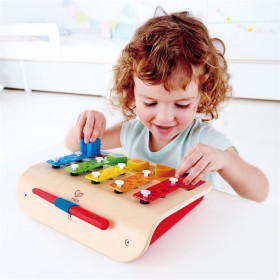 Enfant jouant avec le xylophone trieur de formes