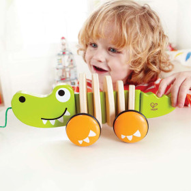 Enfant jouant avec le crocodile à tirer