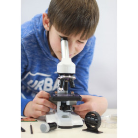 Garçon jouant avec le microscope 50 expériences