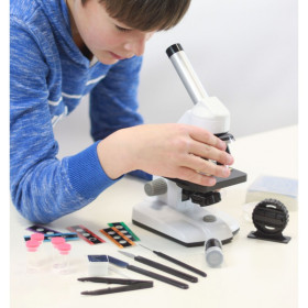 Garçon jouant avec le microscope 50 expériences de Buki