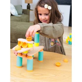 Petite fille jouant avec le kit de construction Stix 60 pièces
