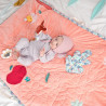 Bébé allongé sur le tapis d'éveil et sommeil Stella et le faon