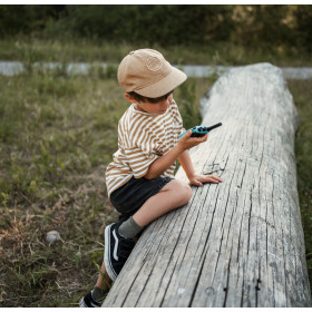 Enfant jouant avec son talkie-walkie