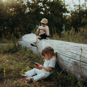 2 enfants jouant avec des talkies-walkies