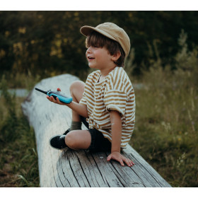 enfant jouant avec son talkie-walkie