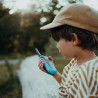 enfant jouant avec son talkie walkie