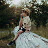 enfant avec une paire de talkie-walkie