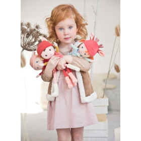 petite fille avec les 3 modèles de poupées Lilliputiens