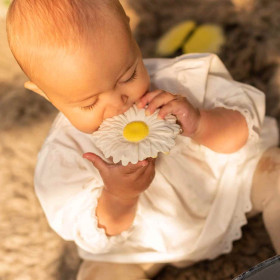 bébé avec jouet de dentition marguerite