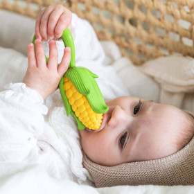 bébé avec hochet de dentition Corn le maïs  - Oli and Carol