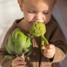 enfant avec un artichaut et le hochet de dentition Artichoke l'artichaut