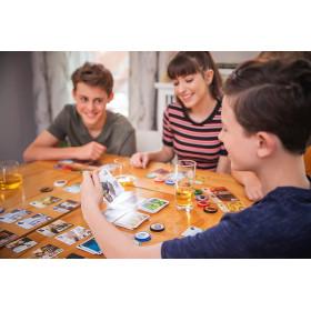 Famille qui joue au jeu splendor